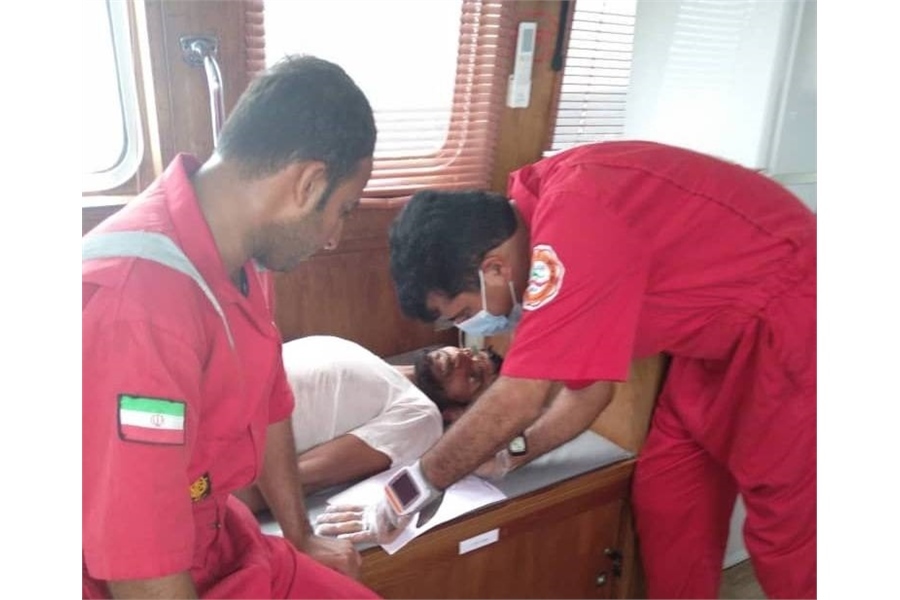 خدمه مضطر لنج صیادی در ۵۰ مایلی بندر چابهار امدادرسانی شد